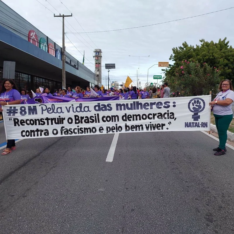 Pela vida das mulheres: Ato reúne manifestantes no 8 de março