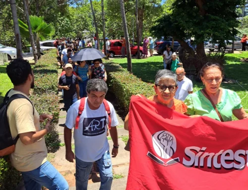 Servidores realizam caminhada à Reitoria após assembleia de greve