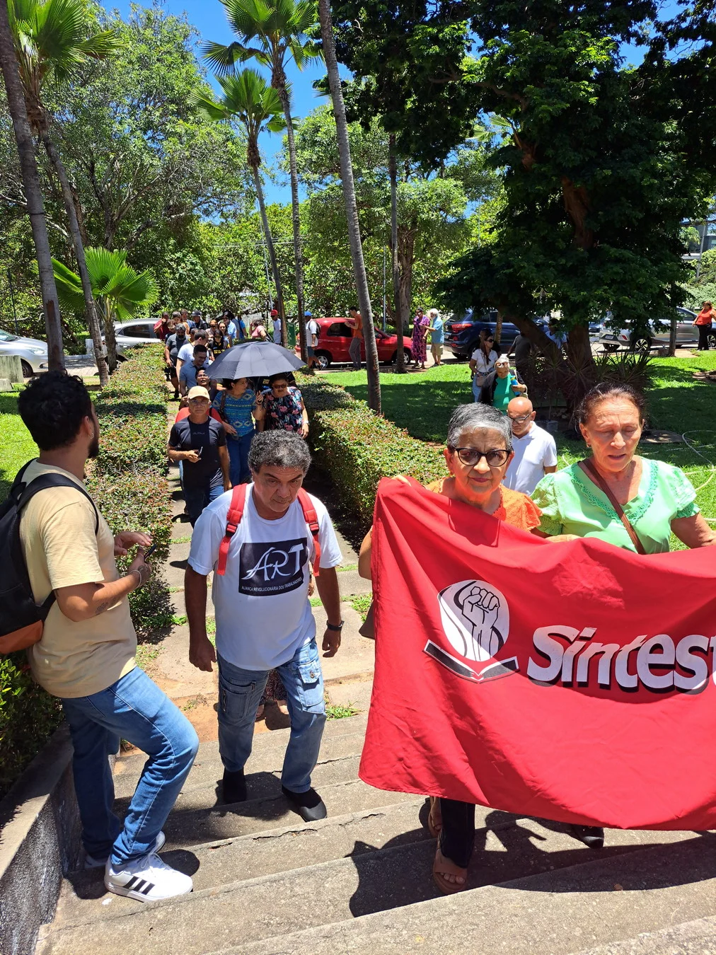 Servidores realizam caminhada à Reitoria após assembleia de greve