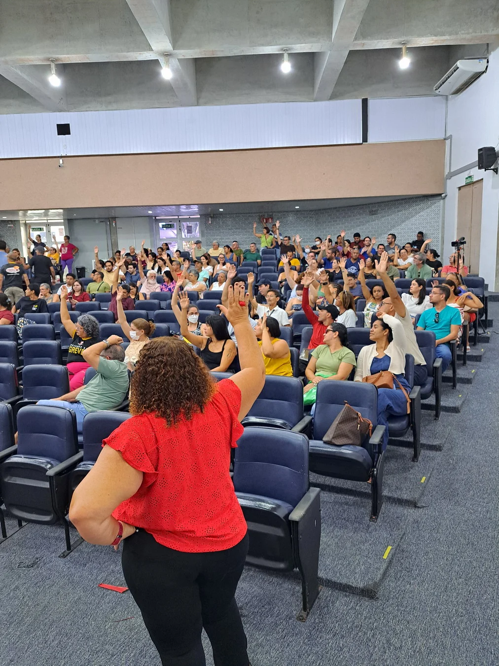 Assembleia elege delegados ao Comando Nacional de Greve e mantém paralisação
