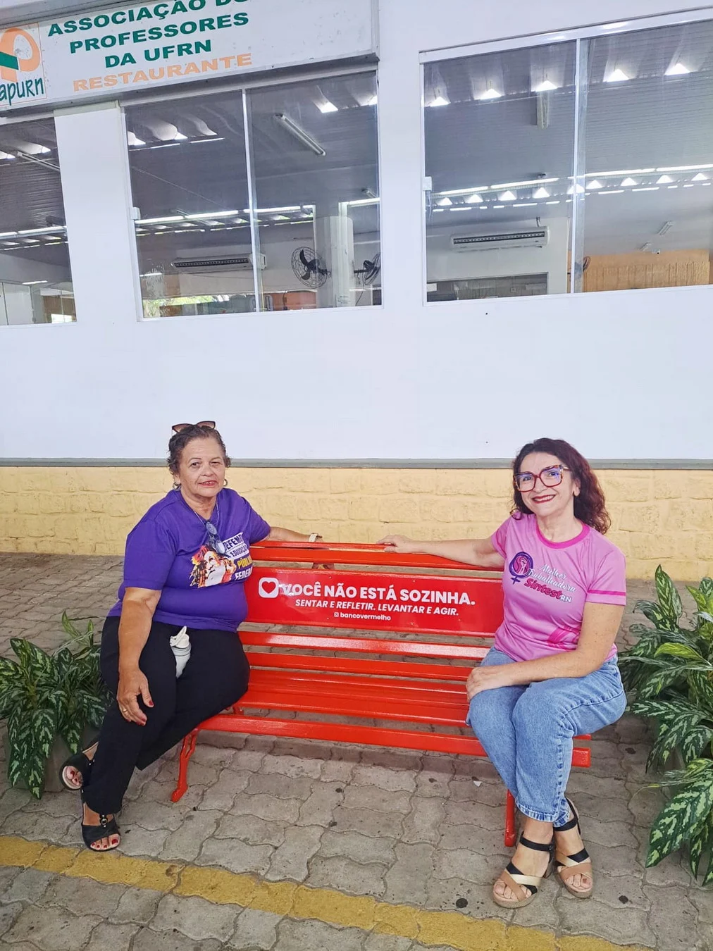 SINTEST-RN participa da inauguração dos Bancos Vermelhos na UFRN em ato de combate à violência contra a mulher