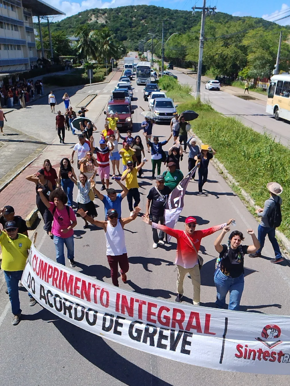 Carreata e caminhada reforçam mobilização dos TAEs da UFRN em greve há 123 dias