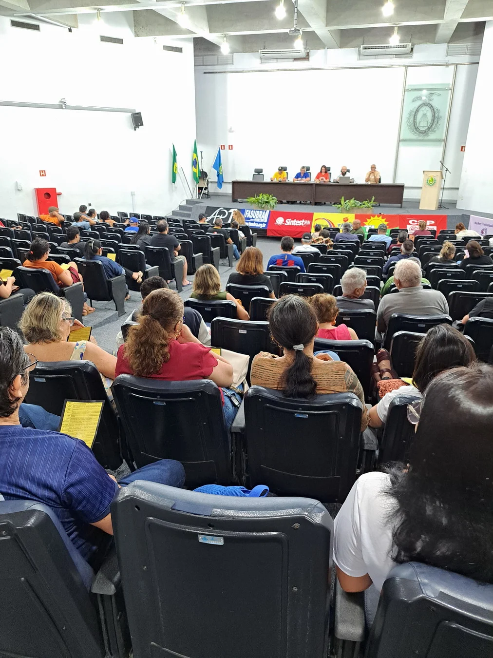 TAEs da UFRN aprovam encerramento da greve em assembleia que marca 138 dias de mobilização